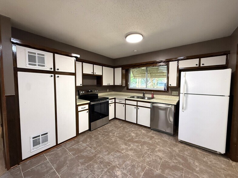 Building Photo - 3147 S Gordon Ave