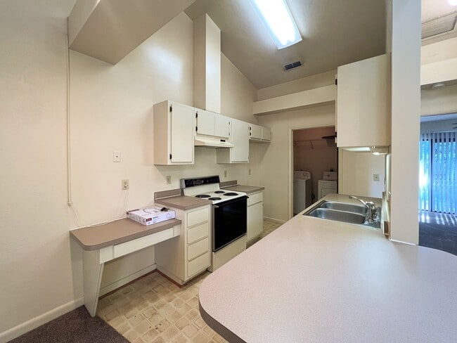 Building Photo - 2/2 Flat in Napier Oaks available Early August! *Approved Application*