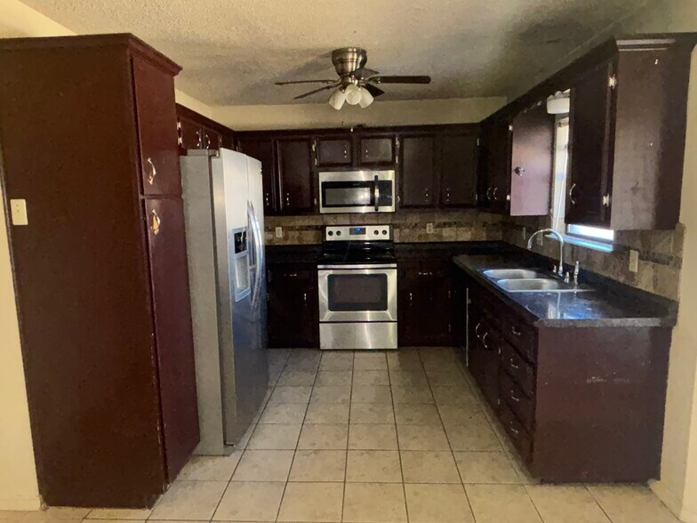 Building Photo - 109 E Blancas Dr