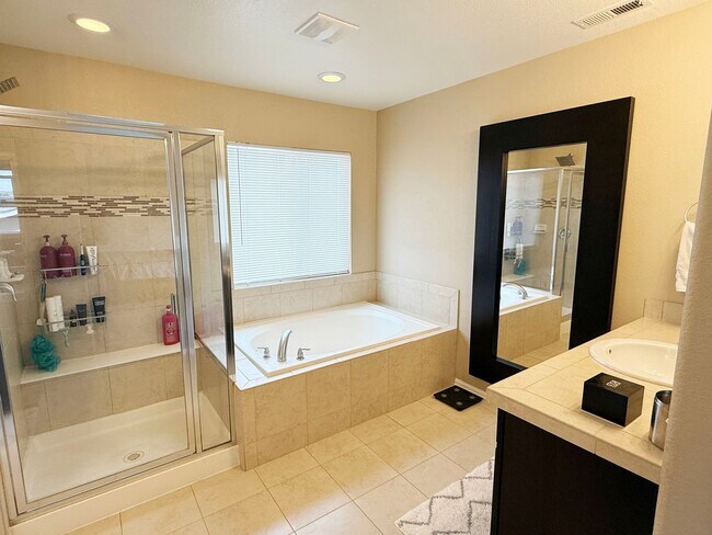 Building Photo - Amazing large 2-Story with open floor plan...