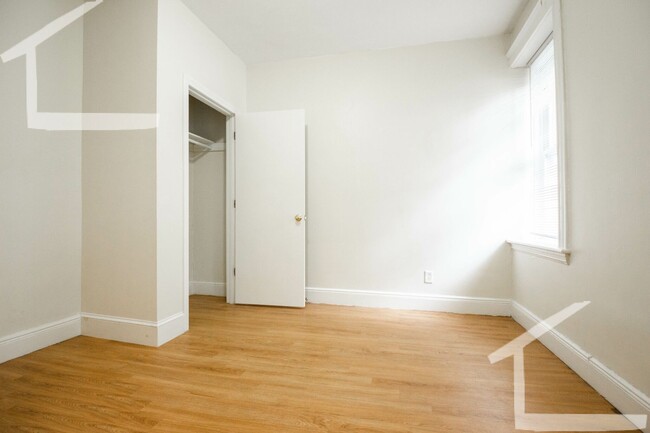 Building Photo - Avl NOW - No Fee! Split-style 3BR near Cleveland Circle!