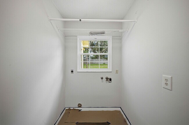 Building Photo - ???? Spacious 3-Bedroom Rental on .39 Acres in Desirable SE Ocala!