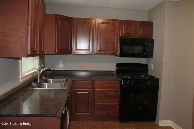 Building Photo - Beautiful 3 Bedroom 1 Bathroom Home Locate...