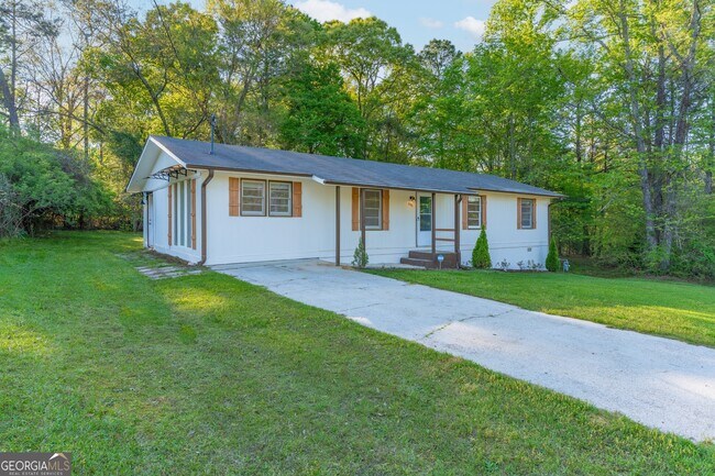 Building Photo - 2290 Pinetree Ln NE