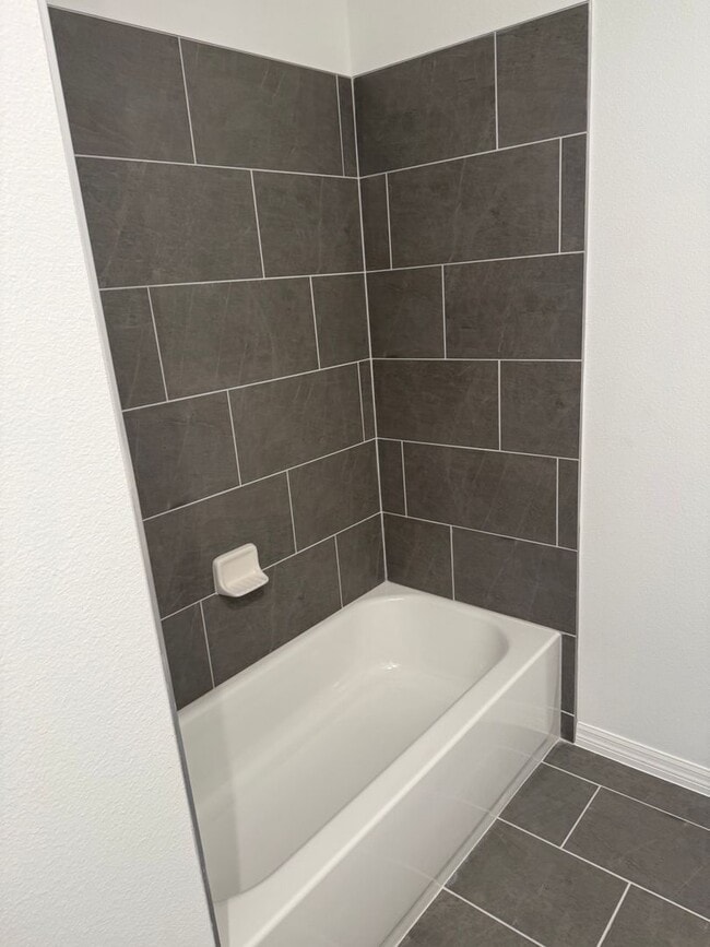 Building Photo - Brand NEW - never used appliances - 4 bedr...