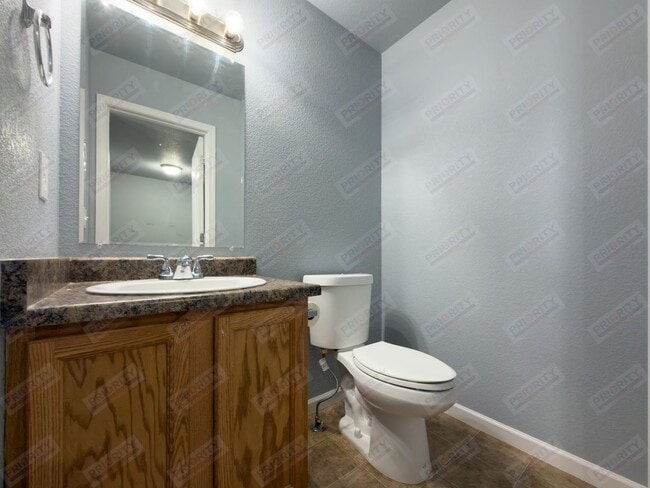 Building Photo - 3 bed, 2.5 bath townhouse with a 2 car garage