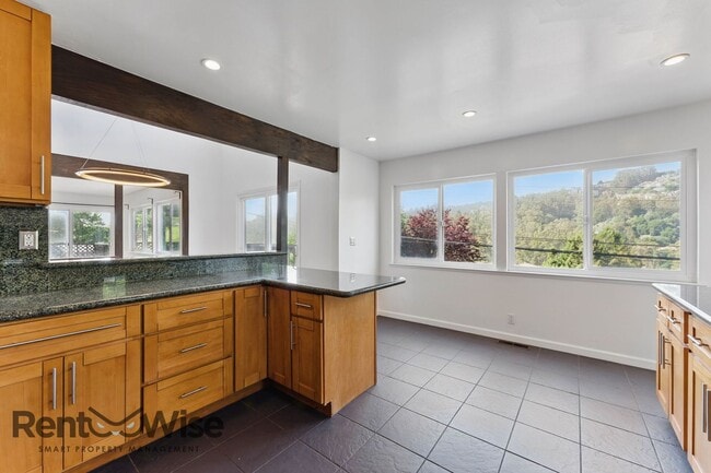 Building Photo - 6845 Thornhill Dr