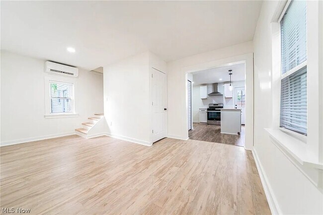 Building Photo - 2053 W 45th St