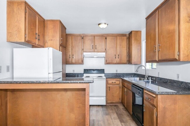 Building Photo - SPACIOUS 2BD/1.5BA TOP FLOOR UNIT IN THE H...