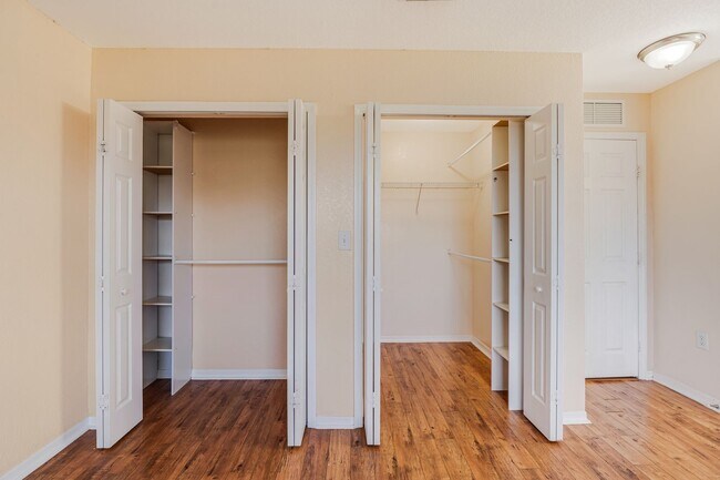 Building Photo - Beautiful 3-bedroom, 2.5-bath two-story townhouse in a well managed community