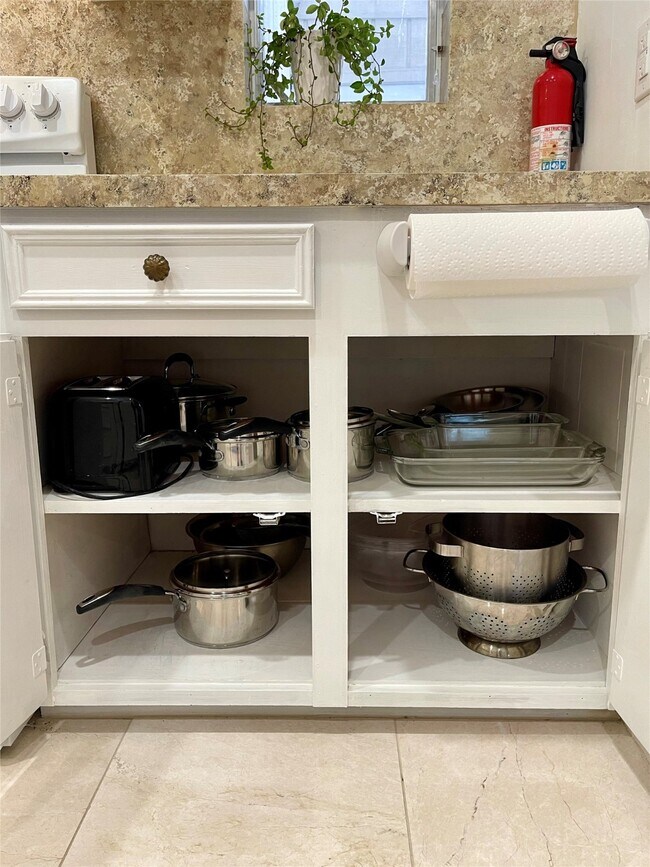 Building Photo - 1880 Saxony Ln