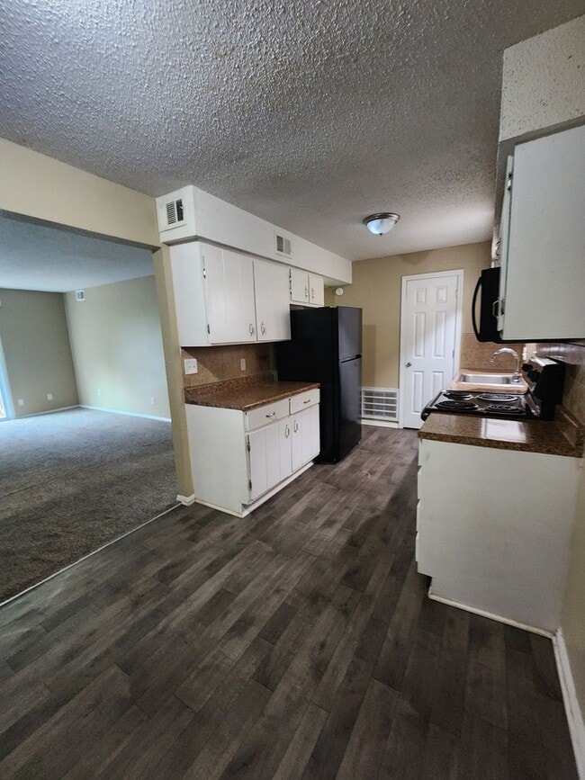 Primary Photo - 2 bedroom 1.5 Bath