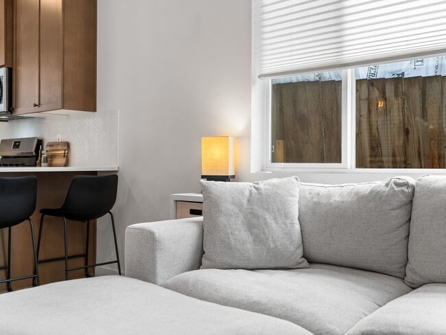 Building Photo - Light-Filled w/ Modern Finishes - 3?Bed / ...