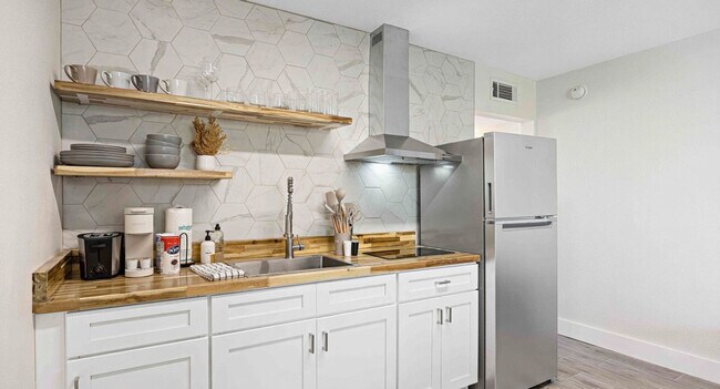 Building Photo - 556 Coral Ct