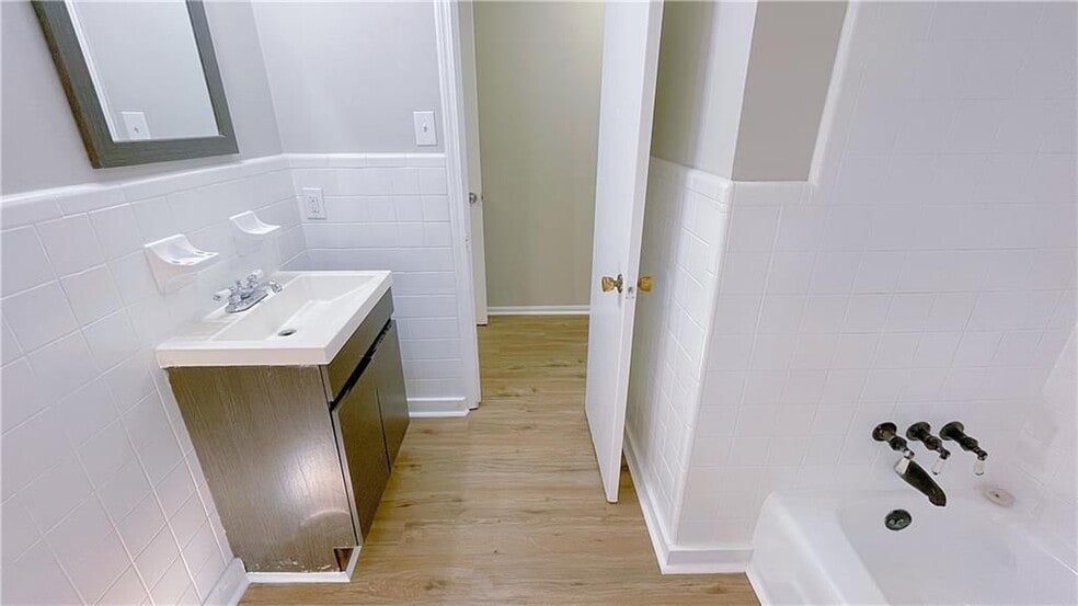 Building Photo - 122 Barnesville Rd