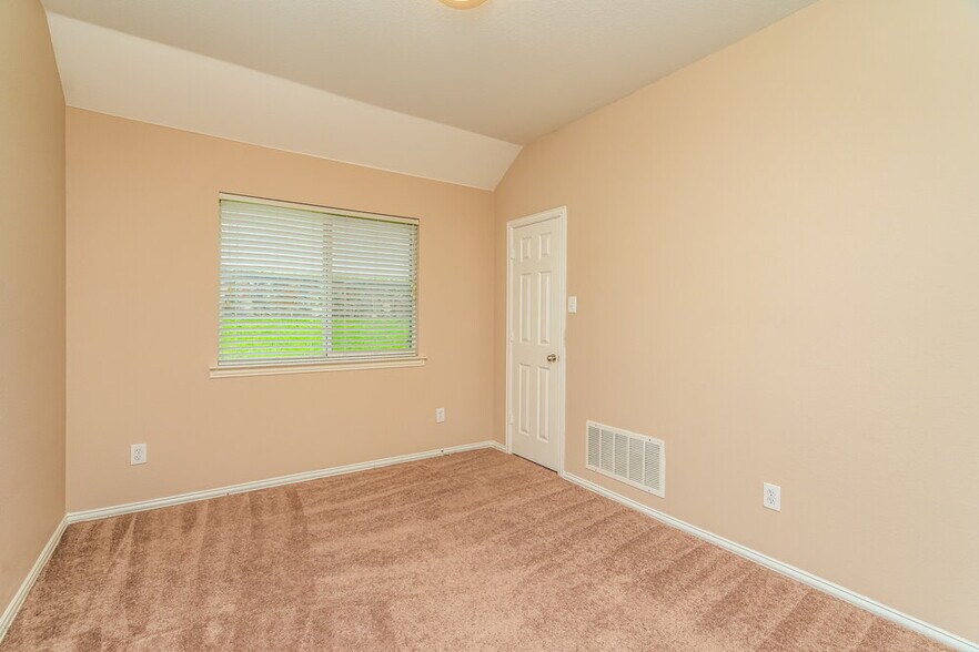 Building Photo - 317 Creekview Dr