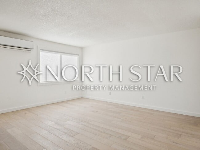 Building Photo - Remodeled Condo in the Heart of Old Town Lake Oswego