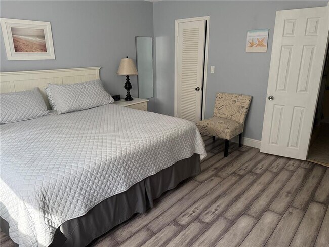 Building Photo - 1161 Hillsboro Mile