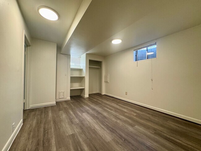 Building Photo - Beautiful 5 bedroom 2.5 bathroom home available NOW!!!