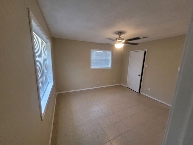 Building Photo - 513 Magnolia St