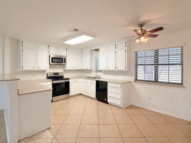 Building Photo - Beautiful 6 bed, 2 bath home in Burleson!