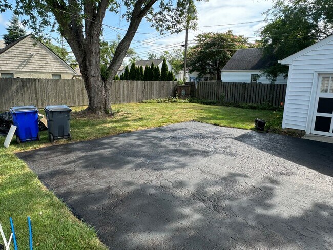 Building Photo - 3 Bedroom 2 Bathroom Single Family Home in Upper Arlington