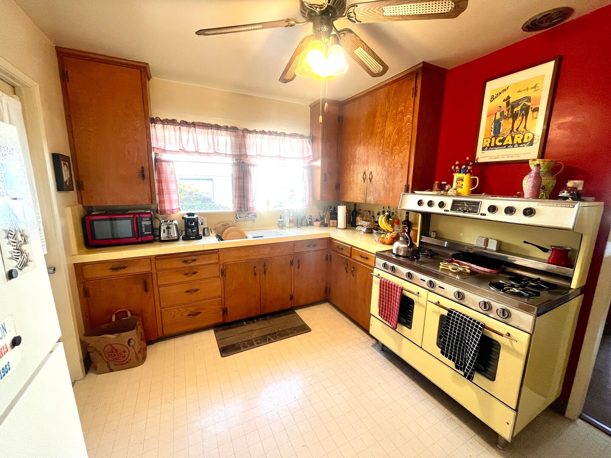 Building Photo - 1042 W 14th St