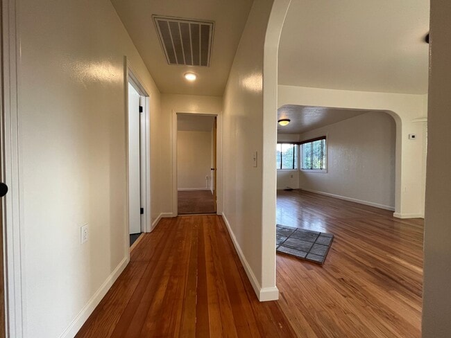 Building Photo - Pet Friendly! 2 Bed, 1 Bath Home with a Fu...