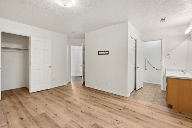 Building Photo - Tri-Plex for Rent