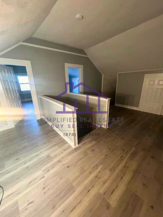 Building Photo - 418 River St