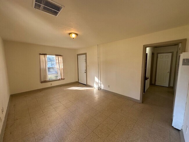 Building Photo - 1517/1519 Maple Drive