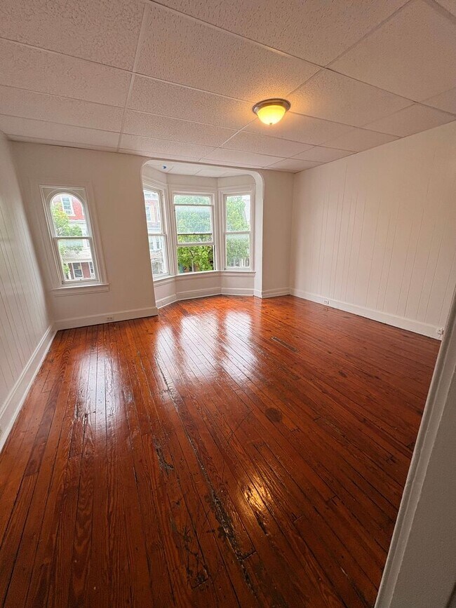 Building Photo - Spacious 3-Bedroom Apartment – West End of York City!