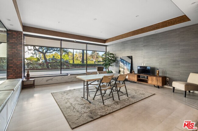 Building Photo - 4460 Wilshire Blvd