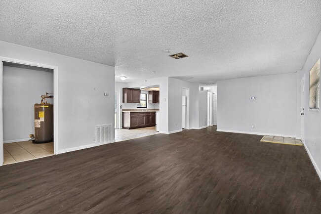 Building Photo - Move-In Ready 3-Bedroom Home with Spacious...