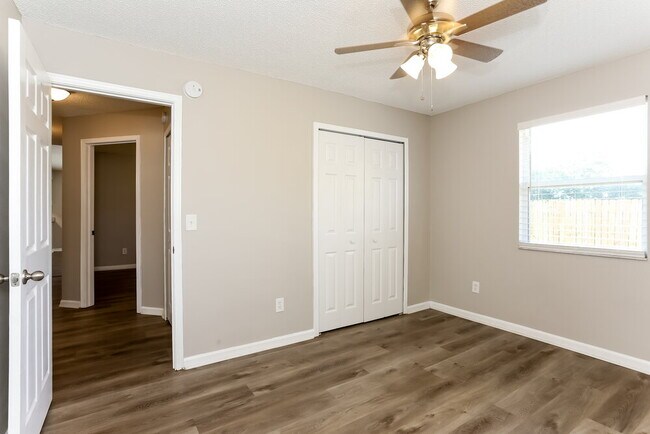 Building Photo - 10921 Mindanao Dr S