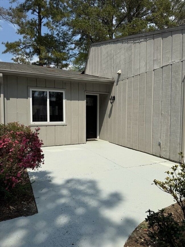 Building Photo - Woodlake Country Club – Golf Course Views!