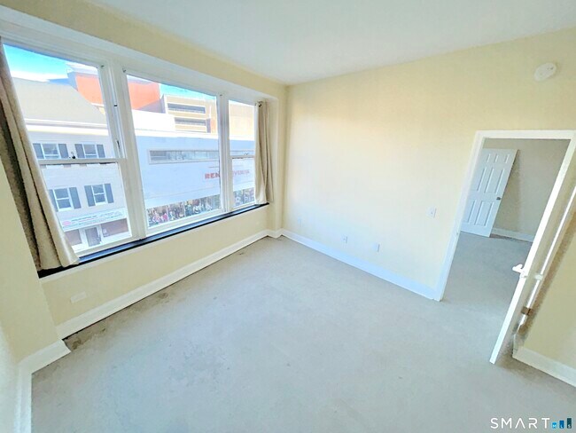 Building Photo - 77 Bank St