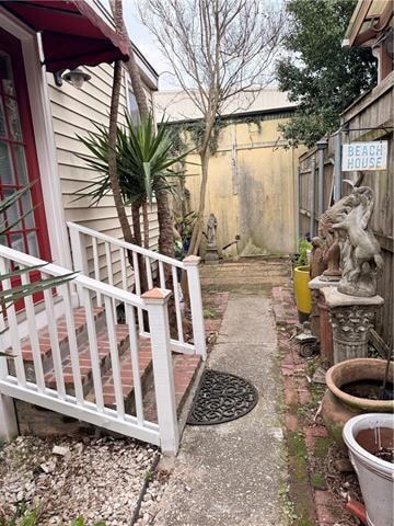 Building Photo - 611 Lyons St