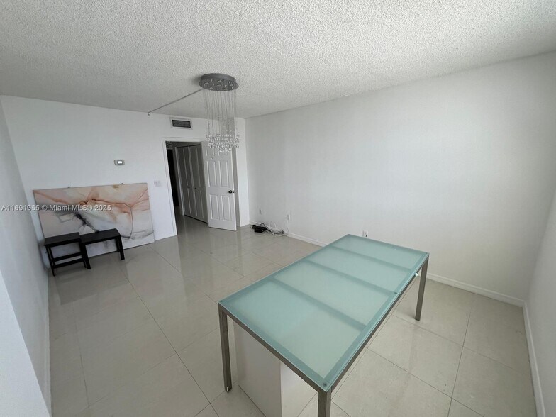 Building Photo - 500 Bayview Dr