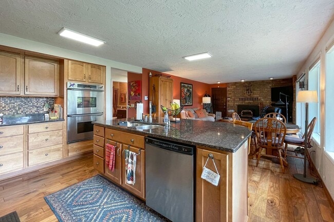 Building Photo - Fully Furnished Home