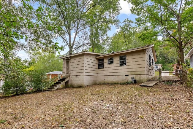 Building Photo - Newly Renovated 3 Bedroom, 1 Bath home Wit...