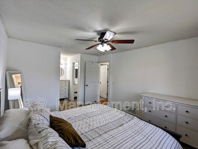 Building Photo - 351 Oakwood Dr
