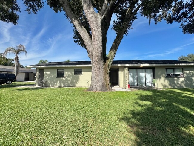 Building Photo - Apartment - Right off Cypress Gardens Blvd