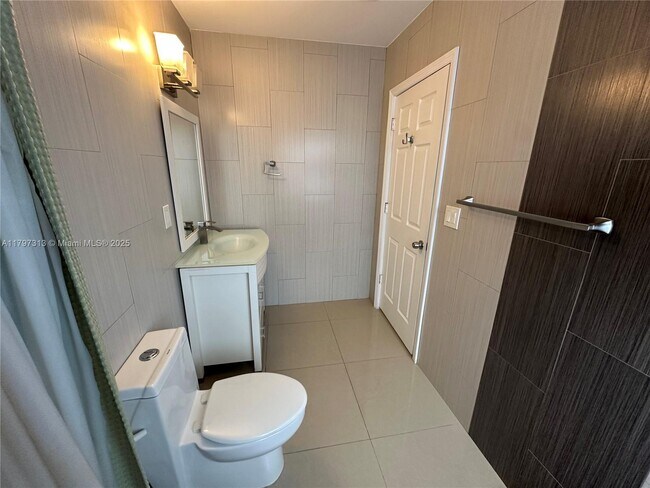 Building Photo - 2155 Biarritz Dr