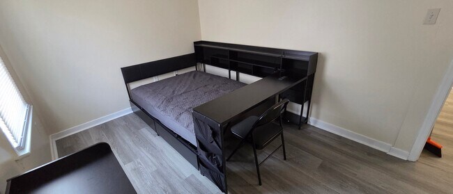 Building Photo - 1211 1/2 W Leigh St