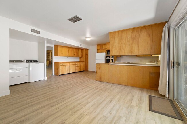 Building Photo - Reburbished 3bd/2ba, 2,275 sq ft home in Coconino Estates close to Hospital, park, downtown Flags...