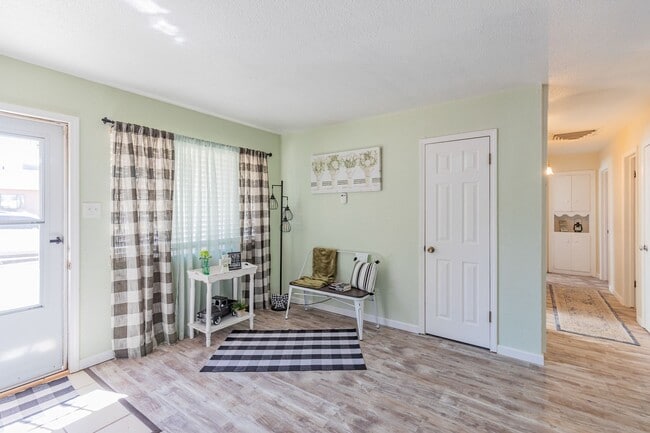 Building Photo - Super cute updated home!