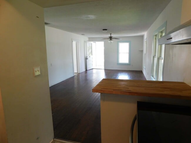 Building Photo - 203 S Pasco Ave