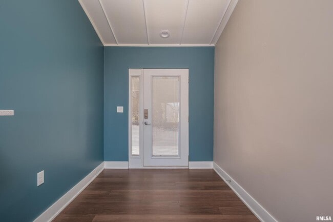 Building Photo - 4640 5th Ave