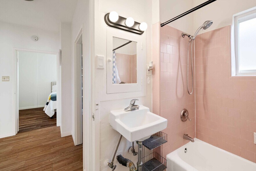 Building Photo - 1634 Bayview Dr